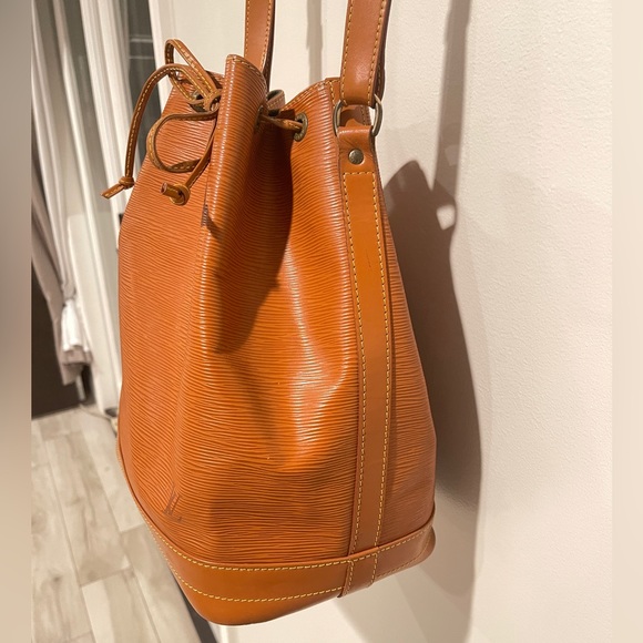 LOUIS VUITTON Noe Epi Leather Tote Drawstring Bucket Shoulder Bag GM, Mandarin - Picture 5 of 16